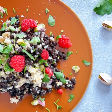 Veganer Quinoa Linsen Salat. Schnell und gesund.