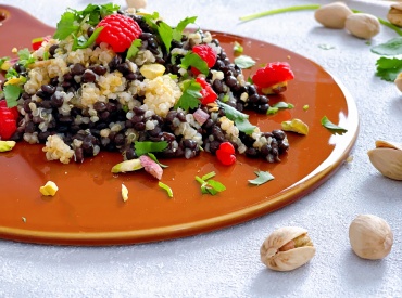 Veganer Quinoa Linsen Salat. Schnell und gesund.